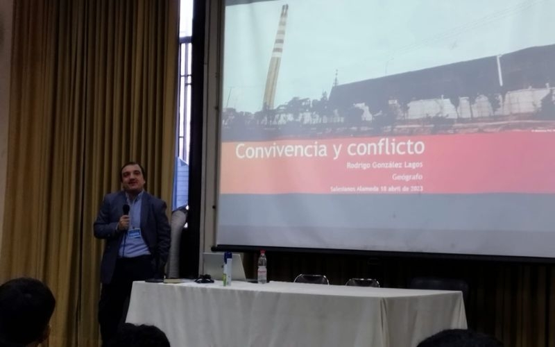 Profesor Rodrigo González dicta charla sobre Convivencia y Conflicto en el espacio Geográfico