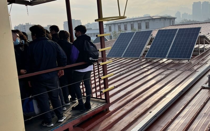 Estudiantes del área HC participan en charla de energías limpias