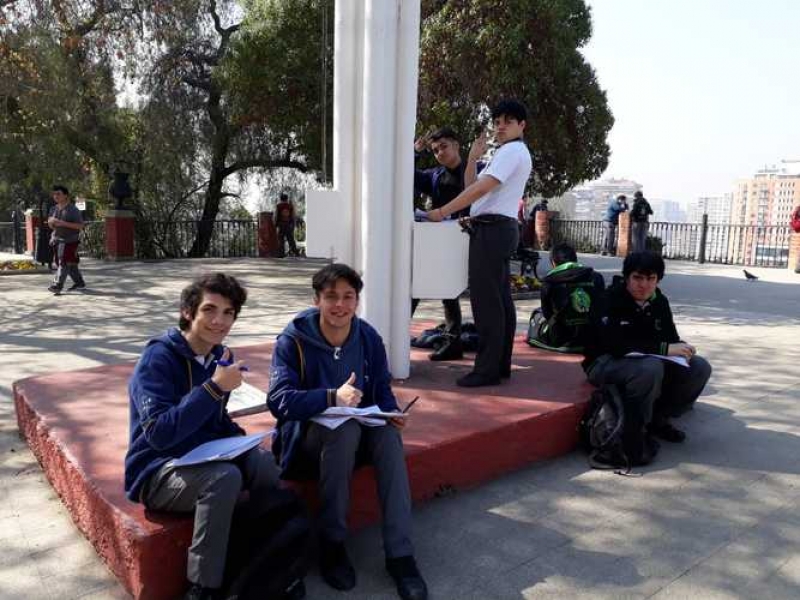 Estudiantes de Electivo de Cs. Sociales realizan terreno por centro histórico de Santiago.