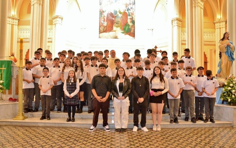 50 jóvenes reciben sacramento de la Primera Comunión