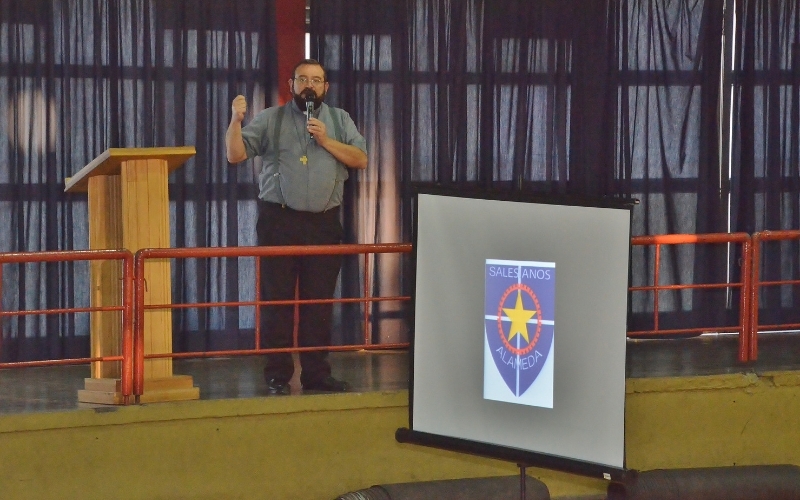 Padre Carlos Lira visita colegio
