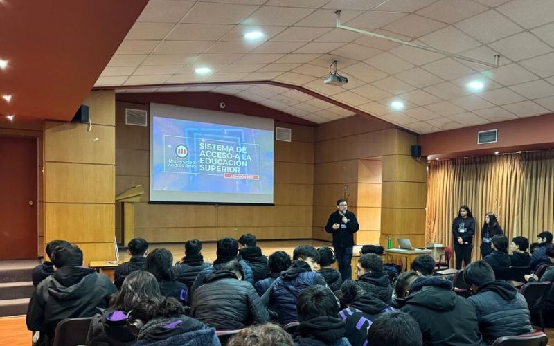 Estudiantes y apoderados participan de charla sobre acceso a la Ed. Superior