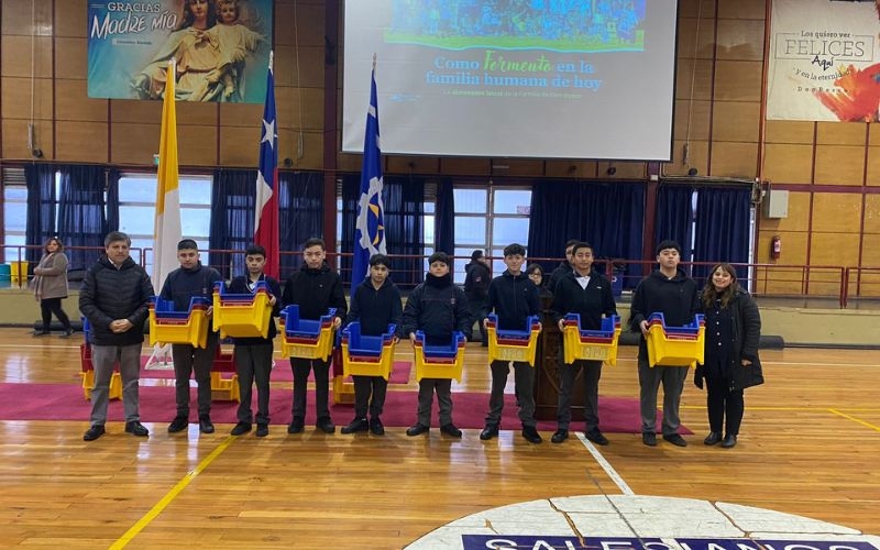 Comunidad educativo pastoral implementa nuevos contenedores para reciclaje