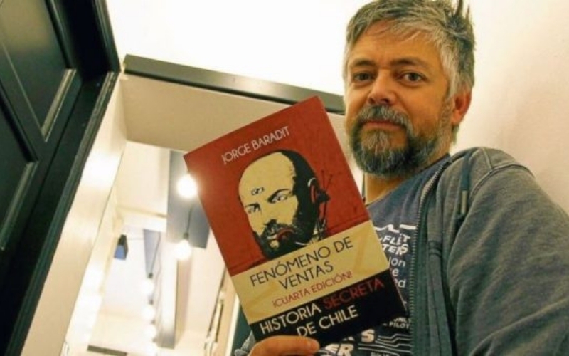 J. Baradit nos saluda en el día del libro