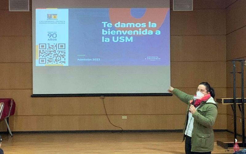 Estudiantes de IV Medio reciben charla de ingreso a USM