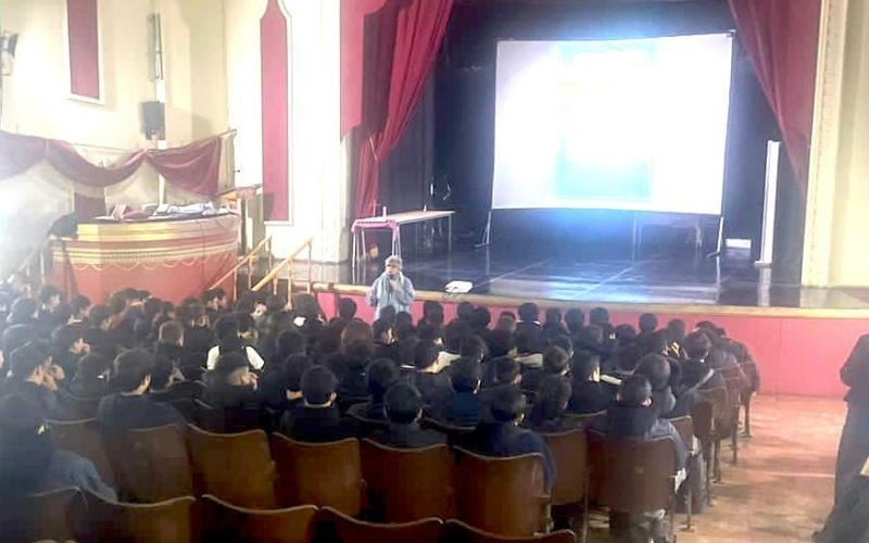 Octavos básicos asisten a charla vocacional