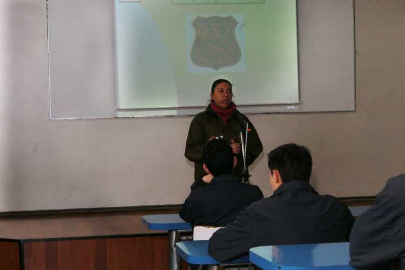 Estudiantes participan en Charla con foco en la prevención en consumo de drogas
