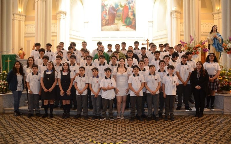 54 jóvenes reciben el sacramento de la Eucaristía