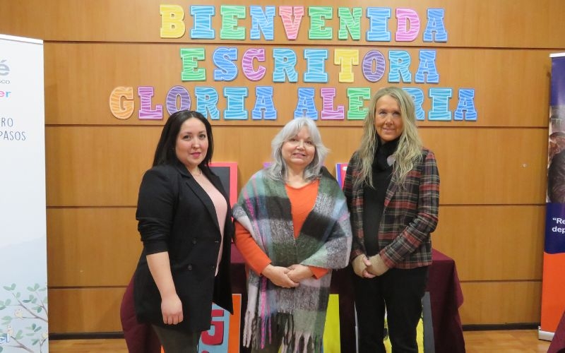 Estudiantes de IV medio se reúnen con la escritora Gloria Alegría Ramírez