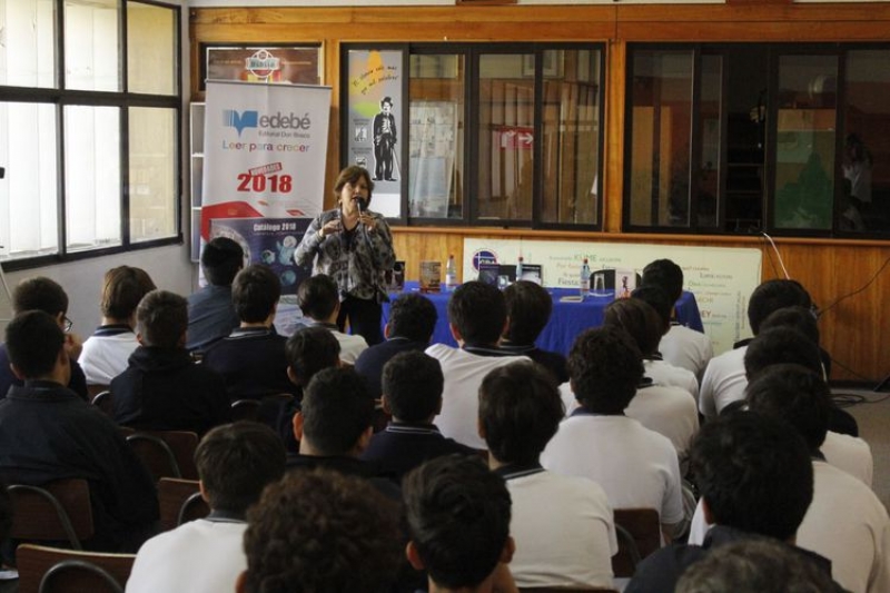 Gloria Alegría visita nuestro colegio.