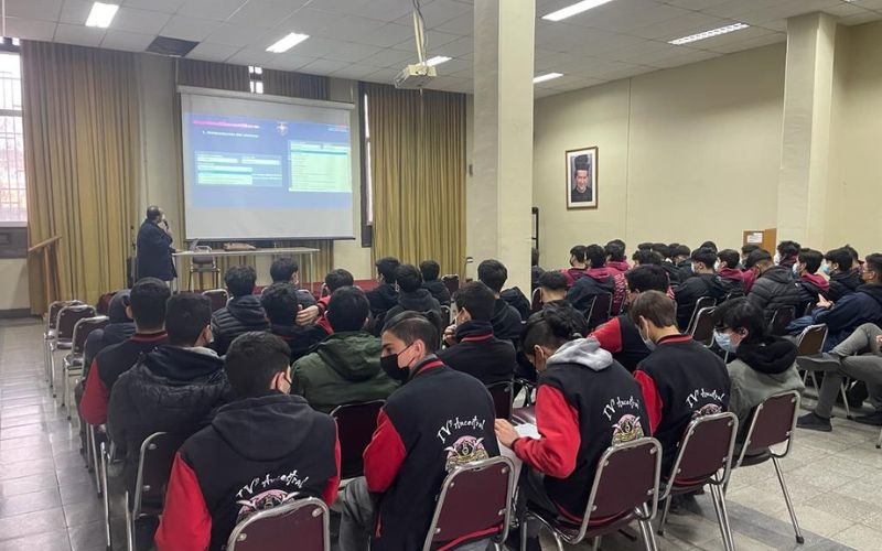 Trabajador social realiza charla sobre FUAS a estudiantes de IV medio