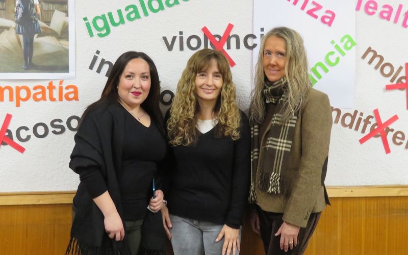 CRA realiza encuentro con escritora Daniela Márquez