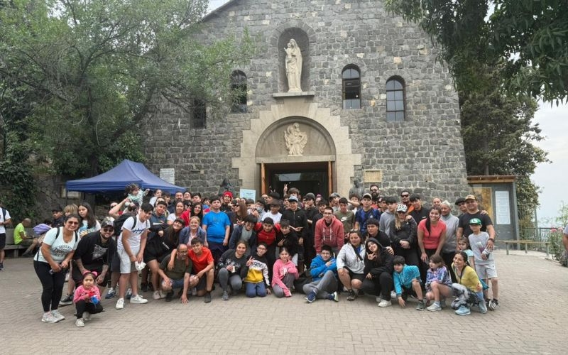 Familias Salesianas Viven una Mañana de Oración en el Cerro San Cristóbal