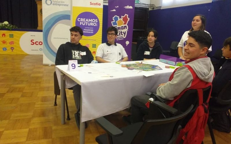Estudiantes de electivo Economía y Sociedad participan de torneo sobre economía financiera