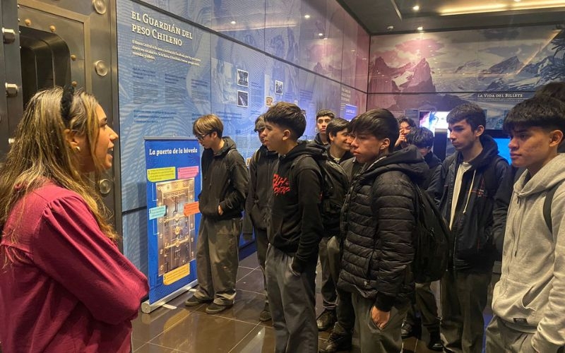 Estudiantes de Terceros Medios Visitan el Banco Centra