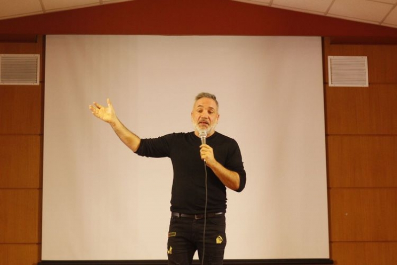 Luis Jara realiza encuentro con estudiantes y apoderados del colegio.