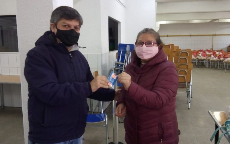 Entrega de bolsas de navegación para estudiantes