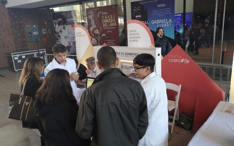 Estudiantes de electrónica exponen