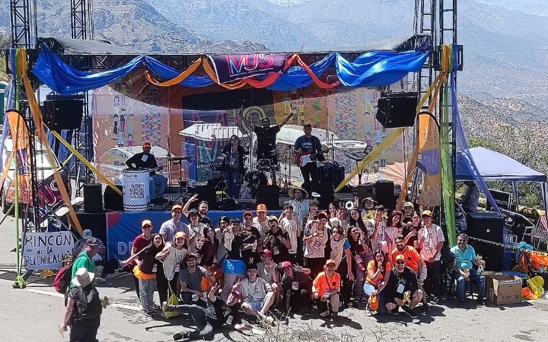 Estudiantes de Salesianos Alameda participan como voluntarios en estación cumbre de Caminata a los Andes